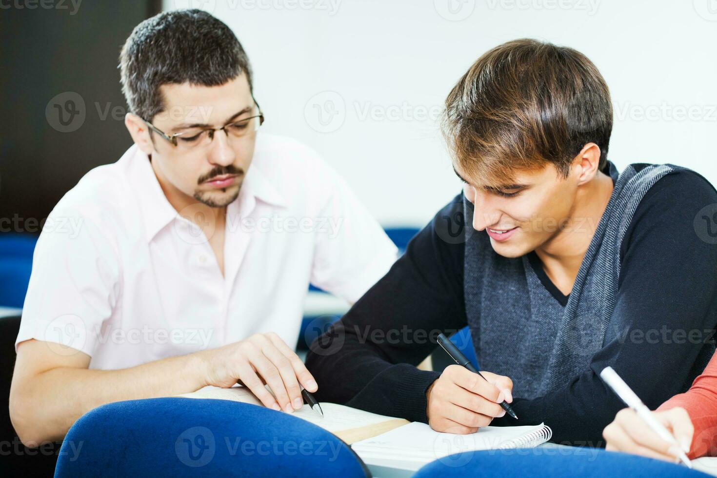 Studenten im ein Klassenzimmer foto