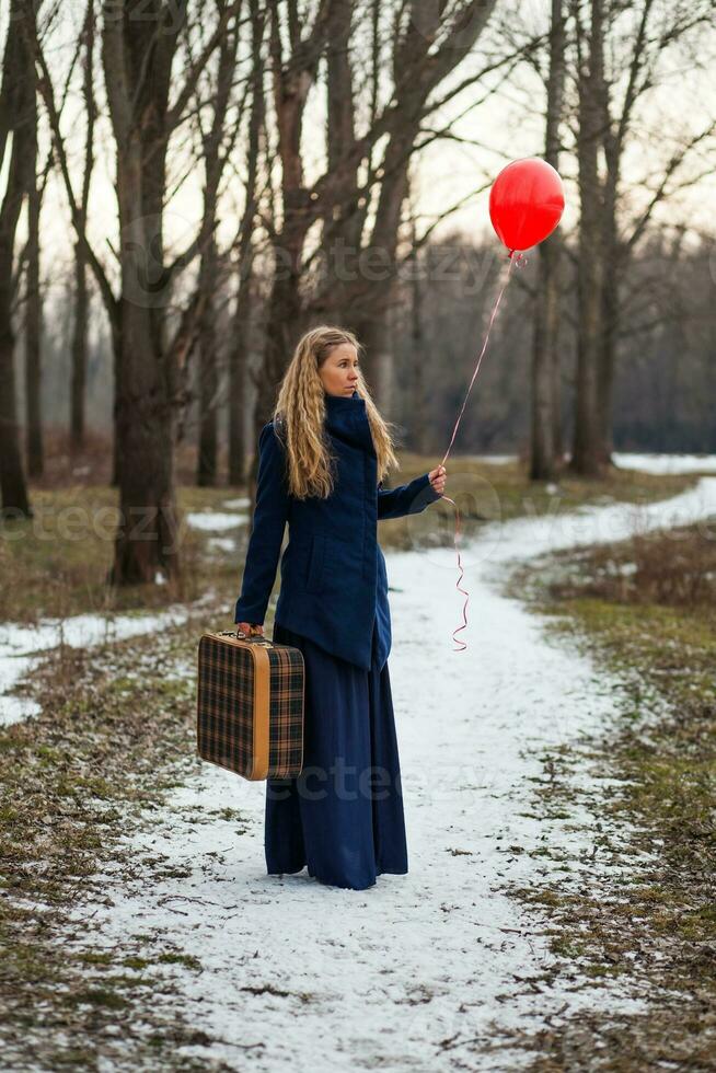ein Frau mit ein Reise Tasche foto
