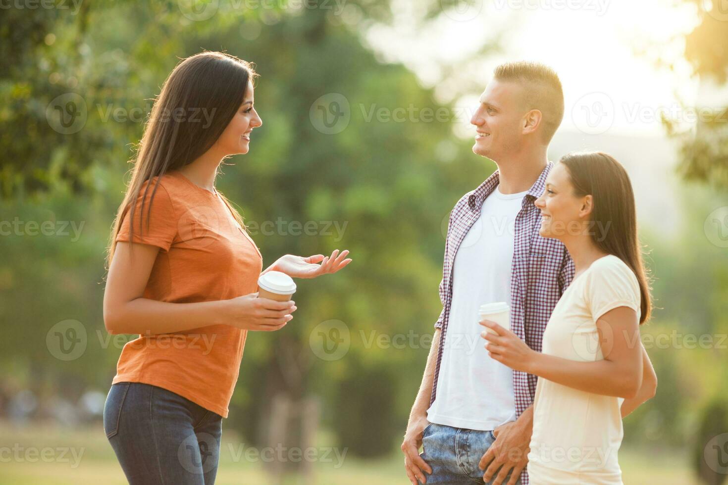 freunde Ausgaben Zeit draußen foto