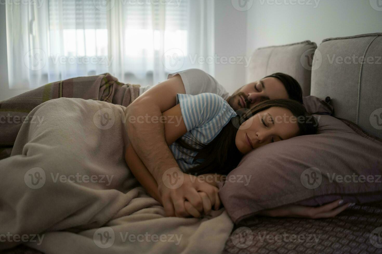 ein jung Paar Lügen im Bett foto