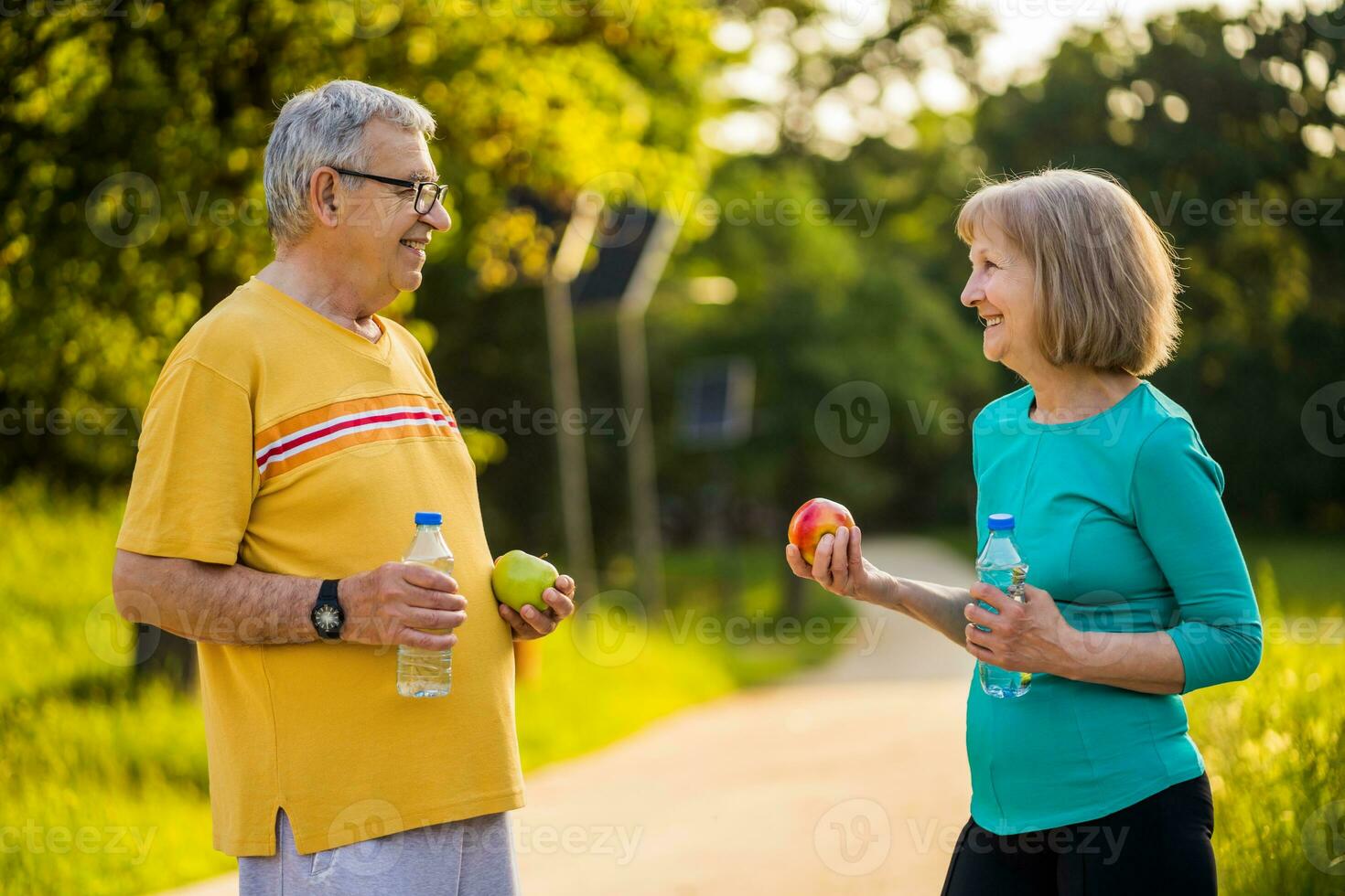 Senior Paar ausüben draußen foto