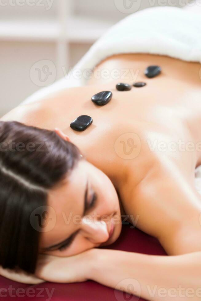 ein Frau haben ein Massage foto