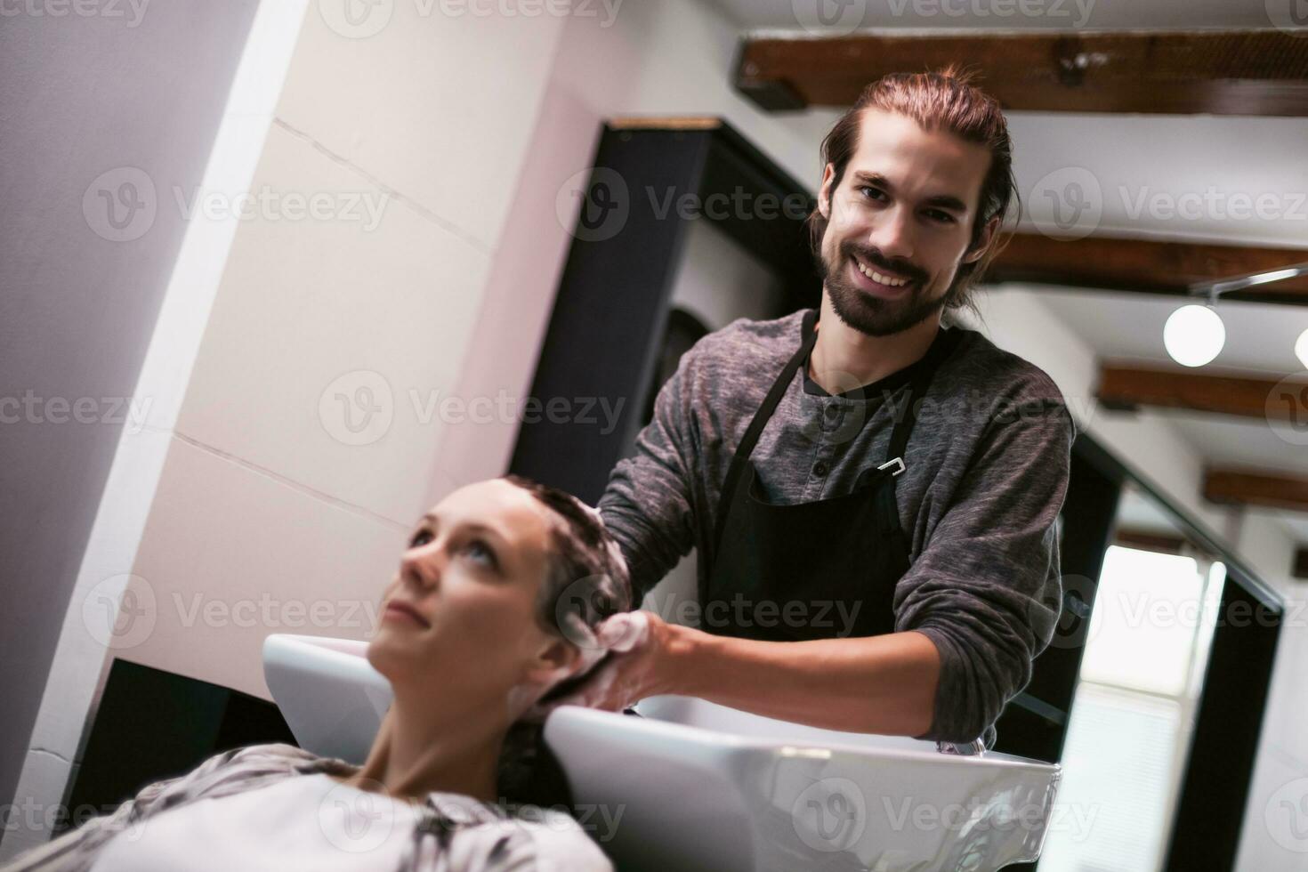 ein Frau beim ein Haar Salon foto