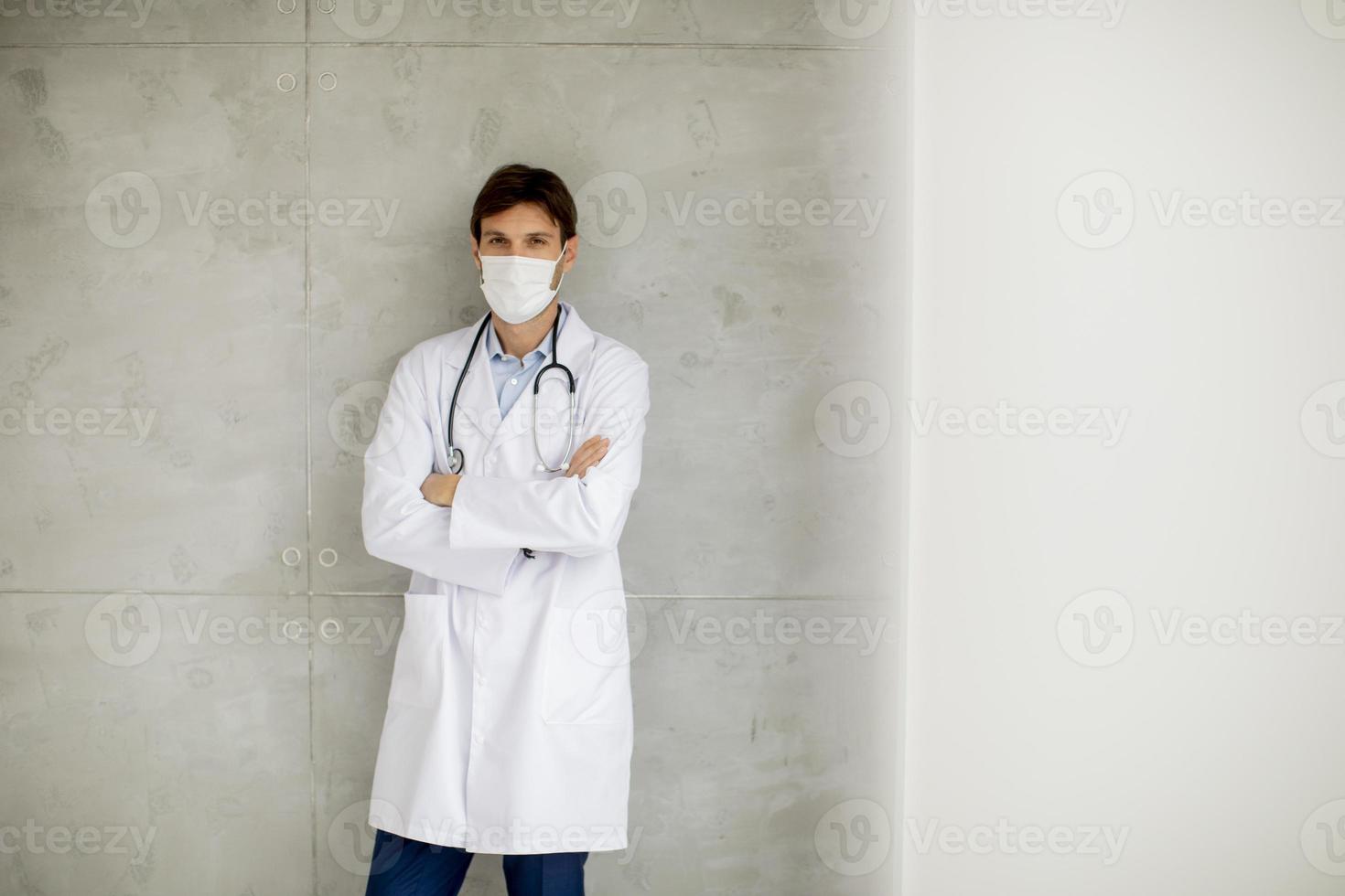 Arzt gegen eine Wand mit einer Maske foto