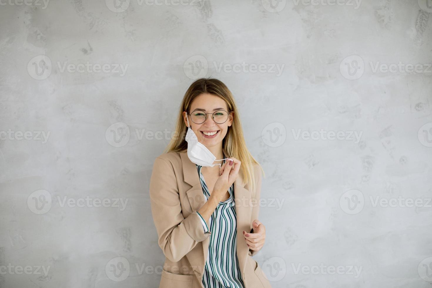 glückliche Frau mit Maske foto