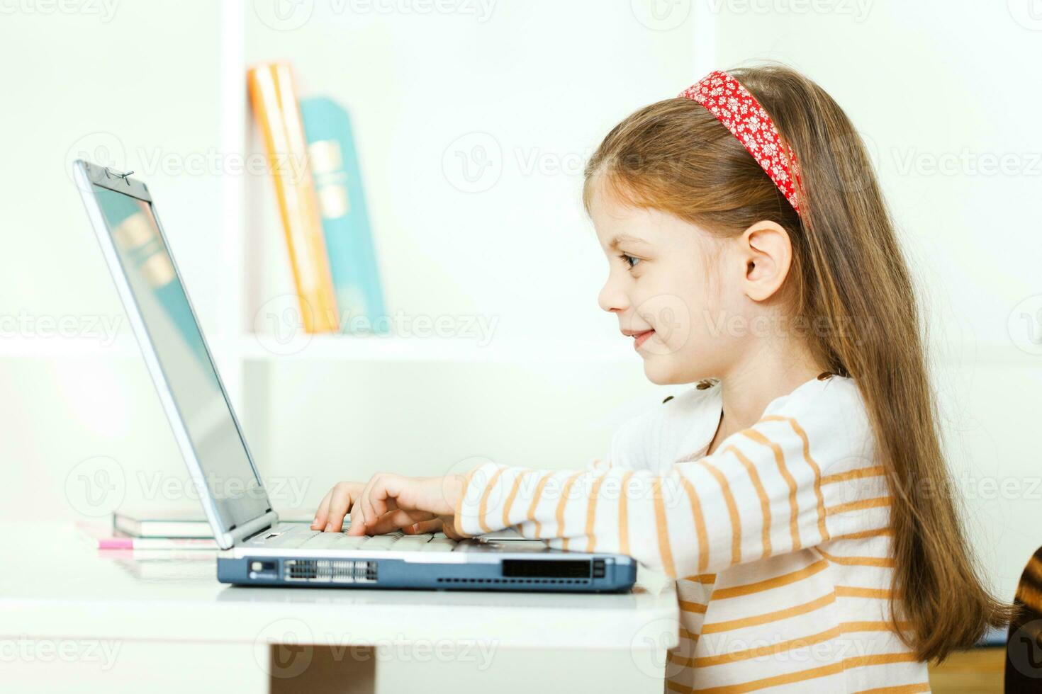 ein Mädchen mit ein Laptop foto