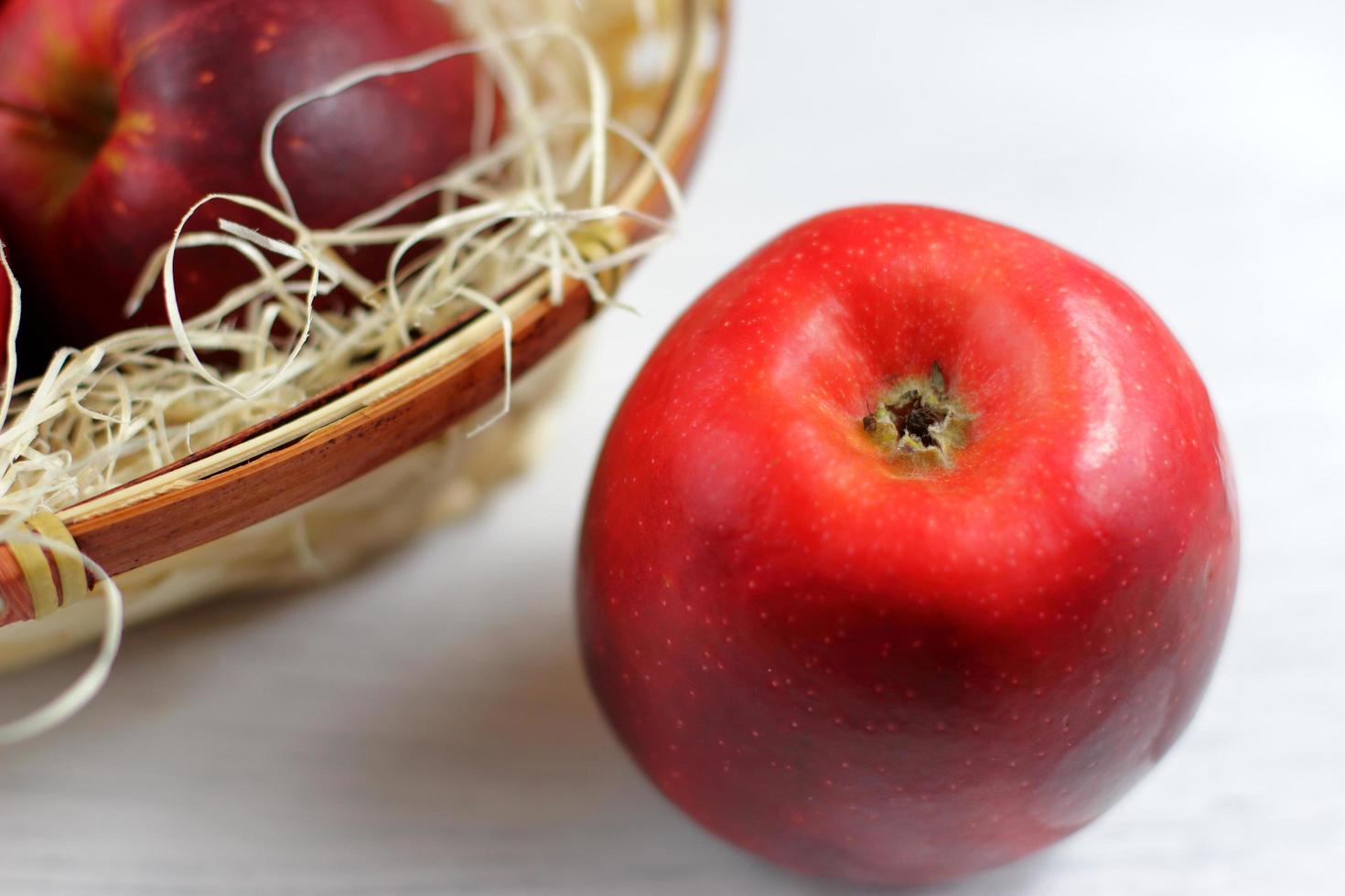 roter Apfel mit Korb foto