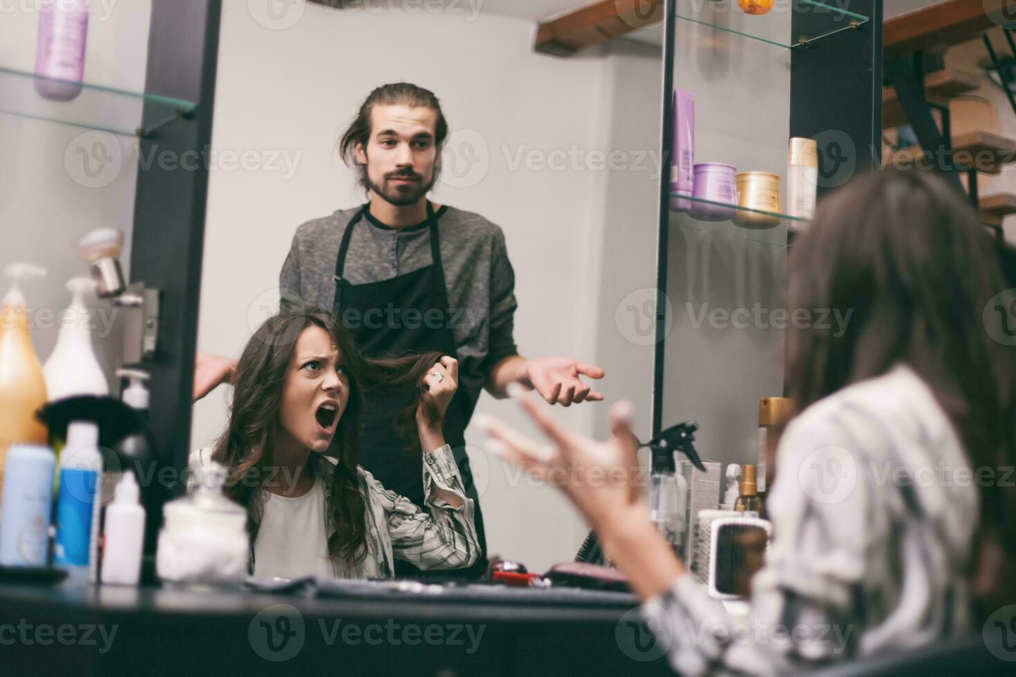 ein Frau beim ein Haar Salon foto