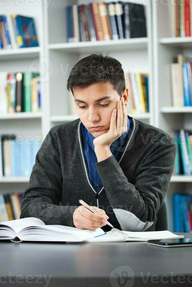 ein Schüler im das Bibliothek foto