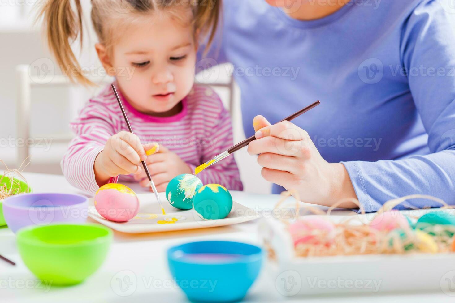 ein Mutter und Tochter Gemälde Eier foto