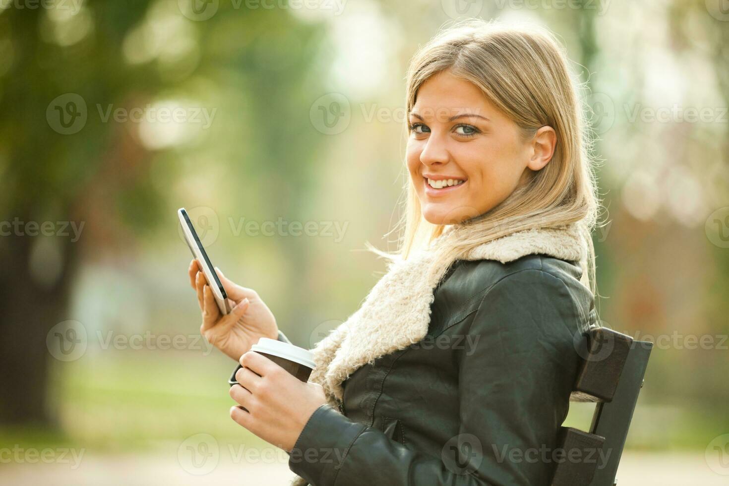 ein Frau haben Kaffee im das Park foto