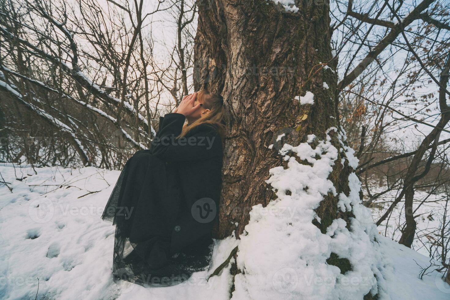 traurig jung blond Frau auf das Wald foto