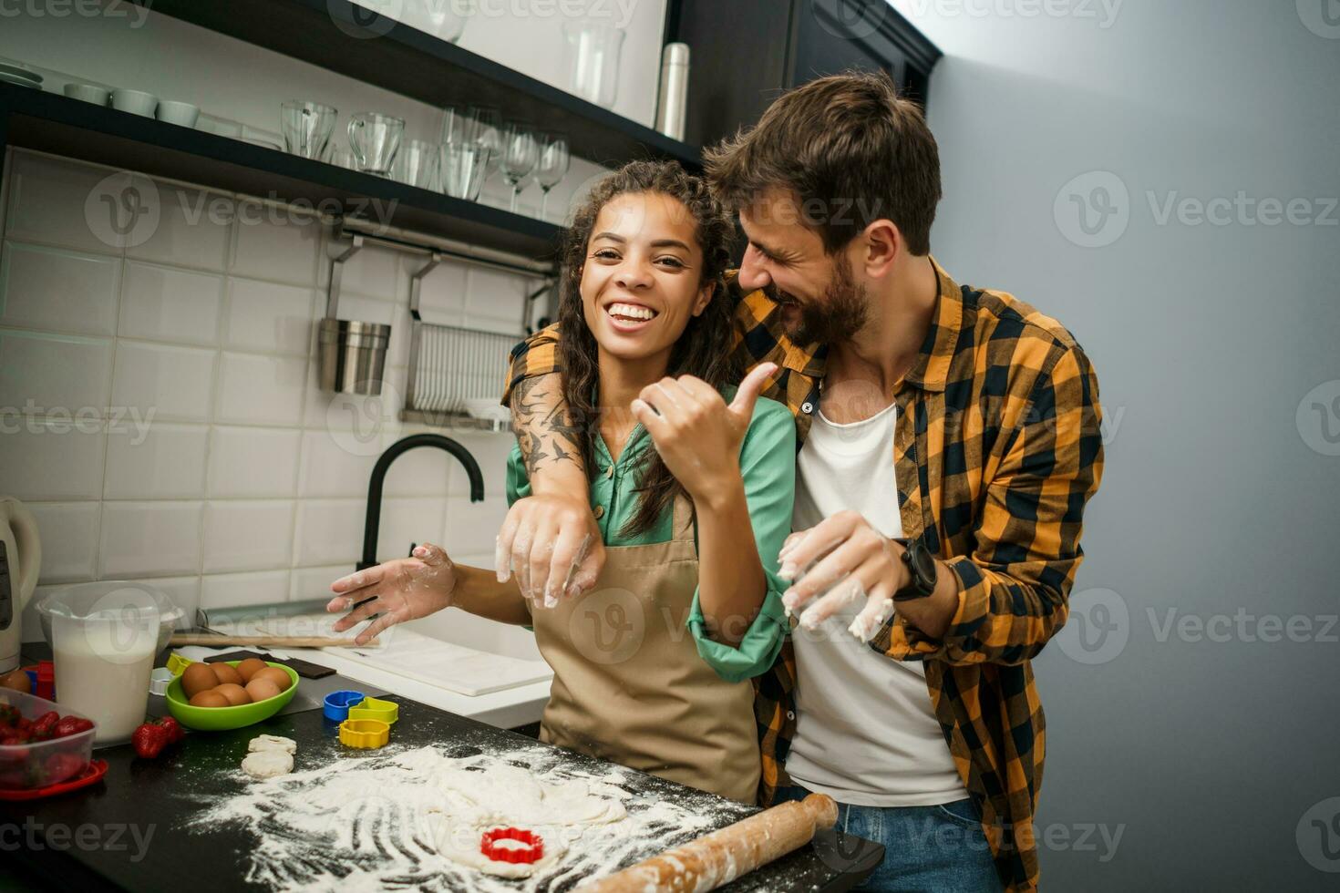 glücklich multiethnisch Paar Kochen zusammen foto