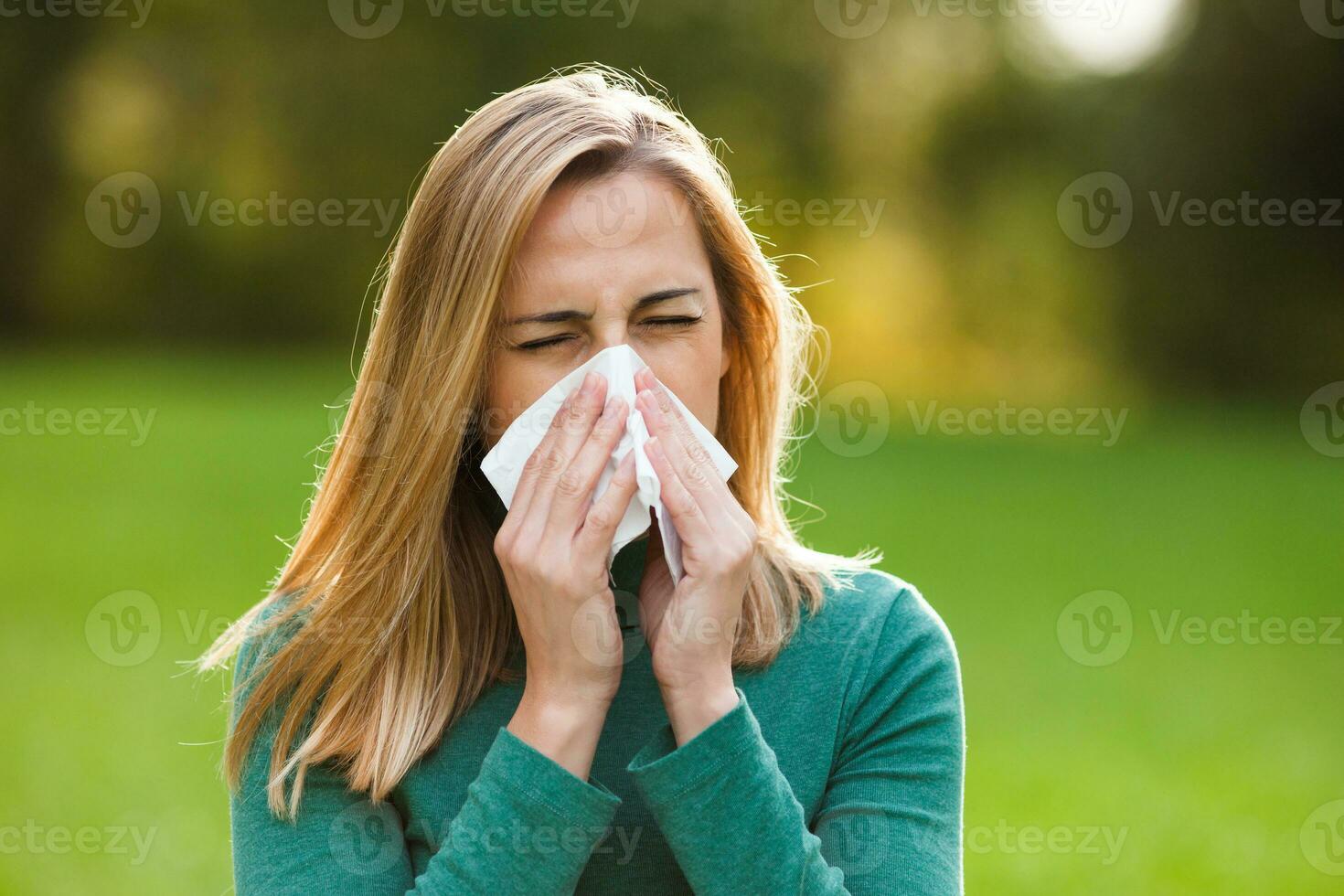 ein krank Frau Ausgaben Zeit draußen foto