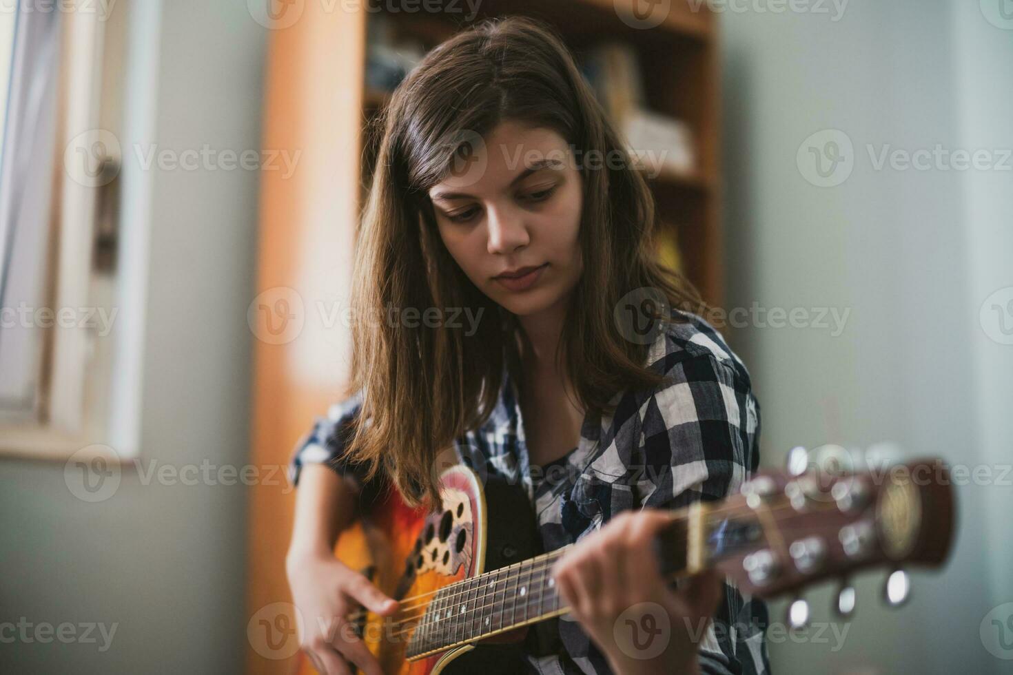 ein Teenager Mädchen spielen Gitarre foto