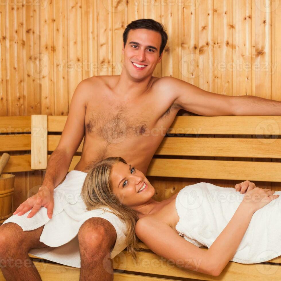 ein Paar im ein Sauna foto