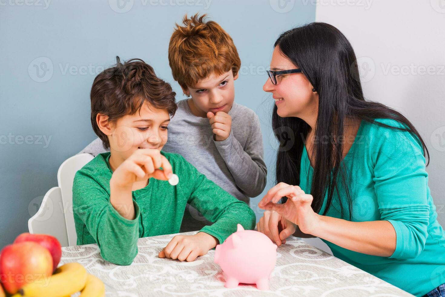 ein Mutter ist Lehren ihr Kinder Über Ersparnisse foto