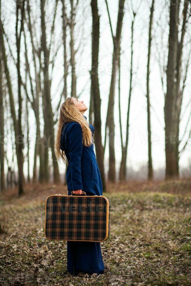 ein Frau mit ein Reise Tasche foto