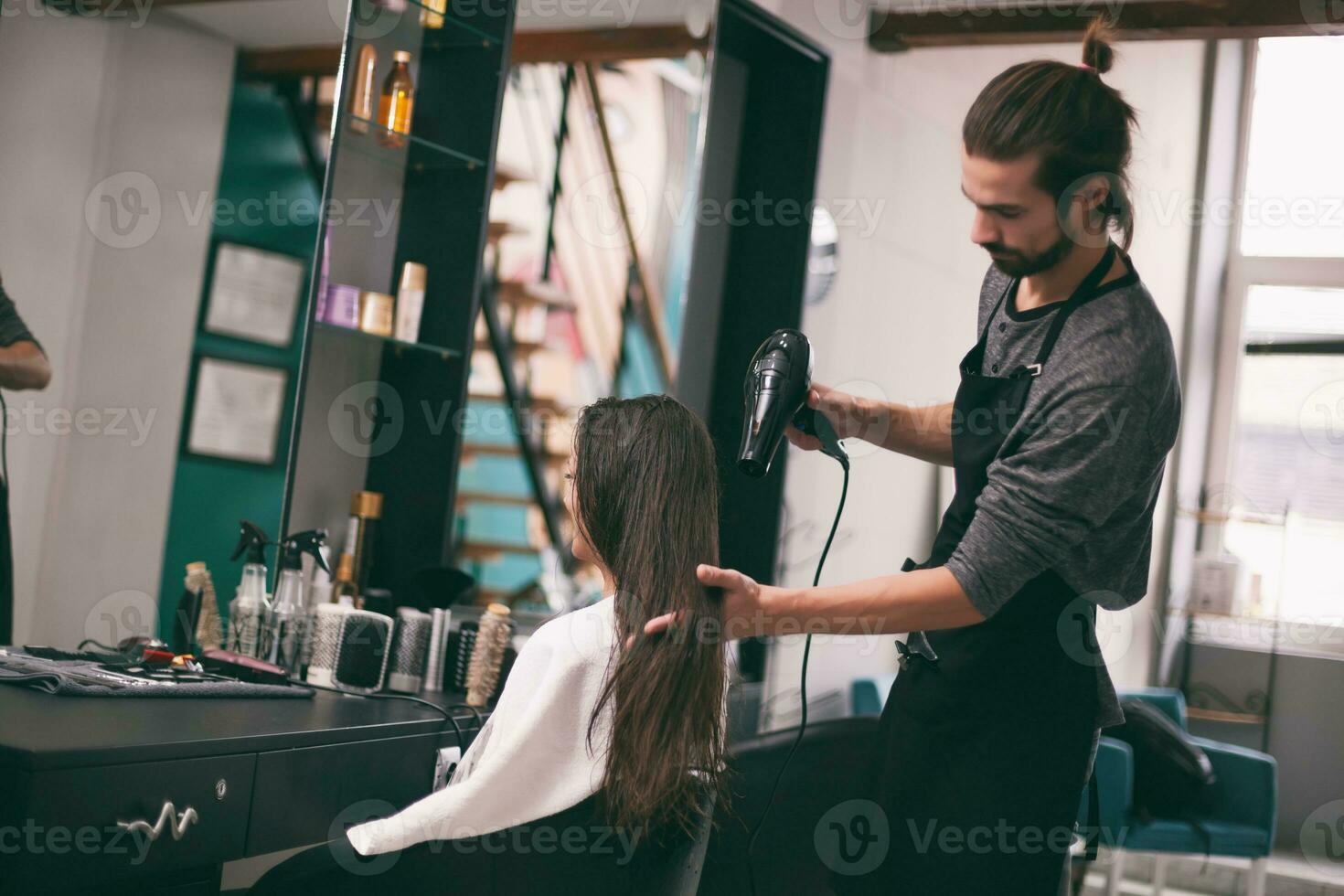 ein Frau beim ein Haar Salon foto