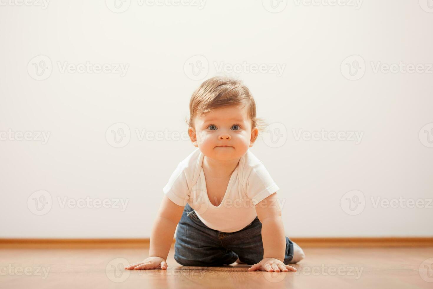 ein klein Kind auf das Fußboden foto