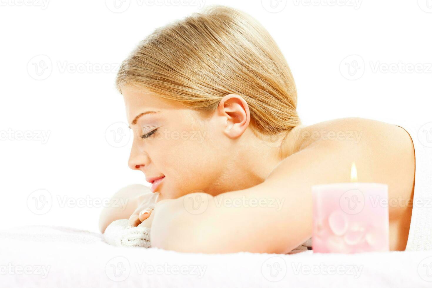 jung Frau entspannend nach Massage auf Spa Behandlung foto