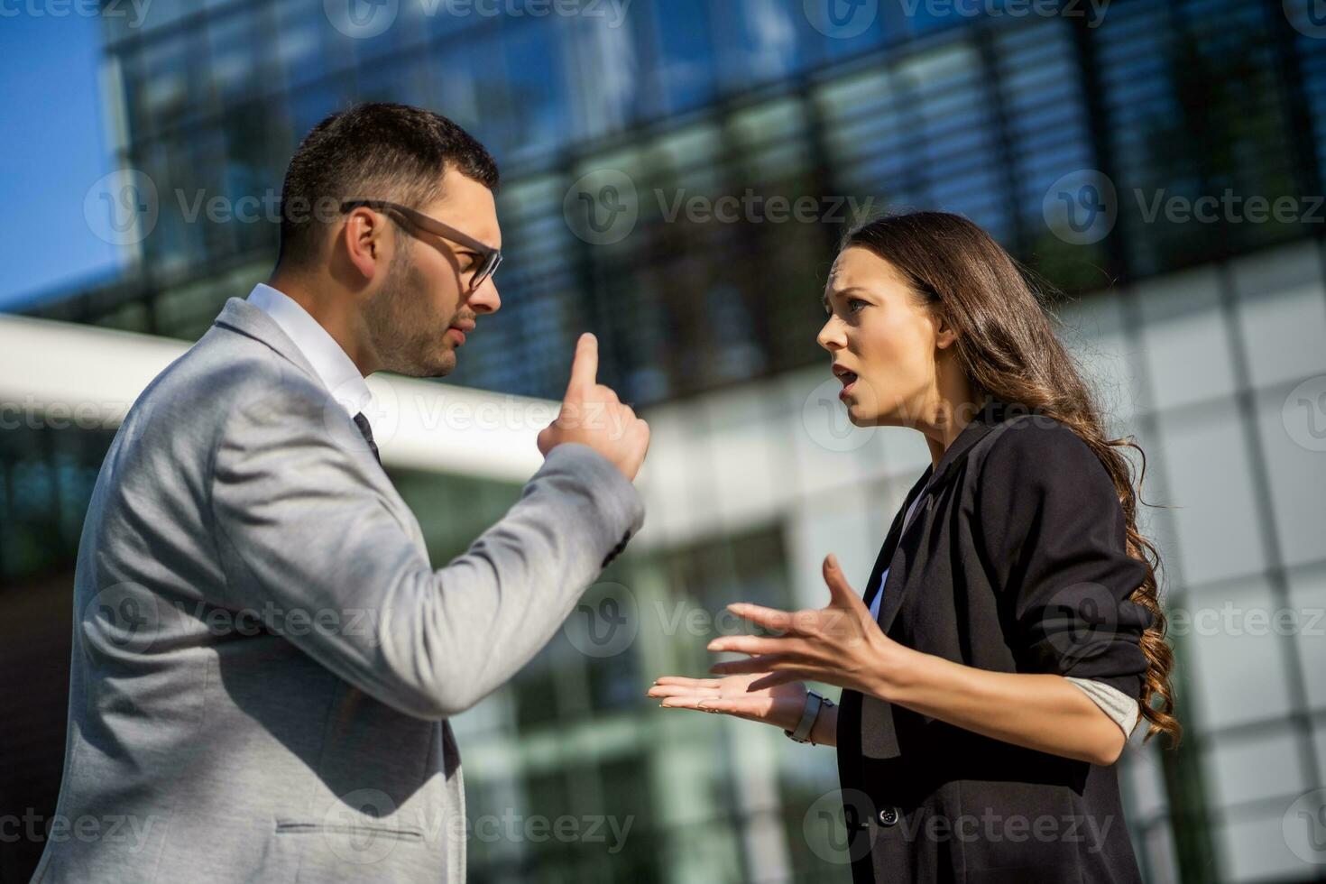 Geschäft Kollegen sind streiten draußen das Unternehmen Gebäude. foto