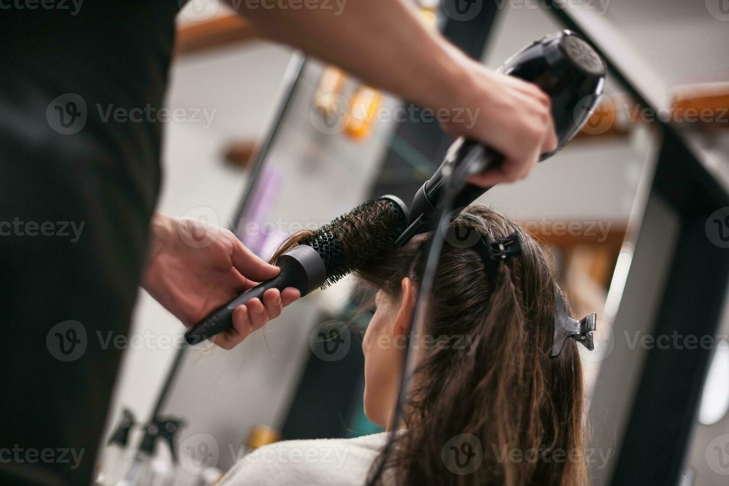 ein Frau beim ein Haar Salon foto