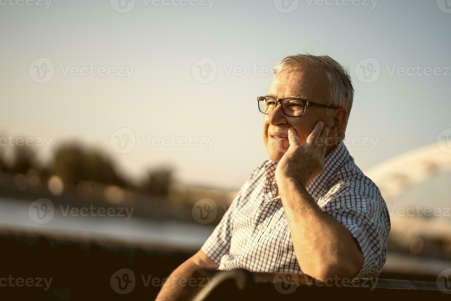 nachdenklich Senior Mann Über das Sonnenuntergang foto