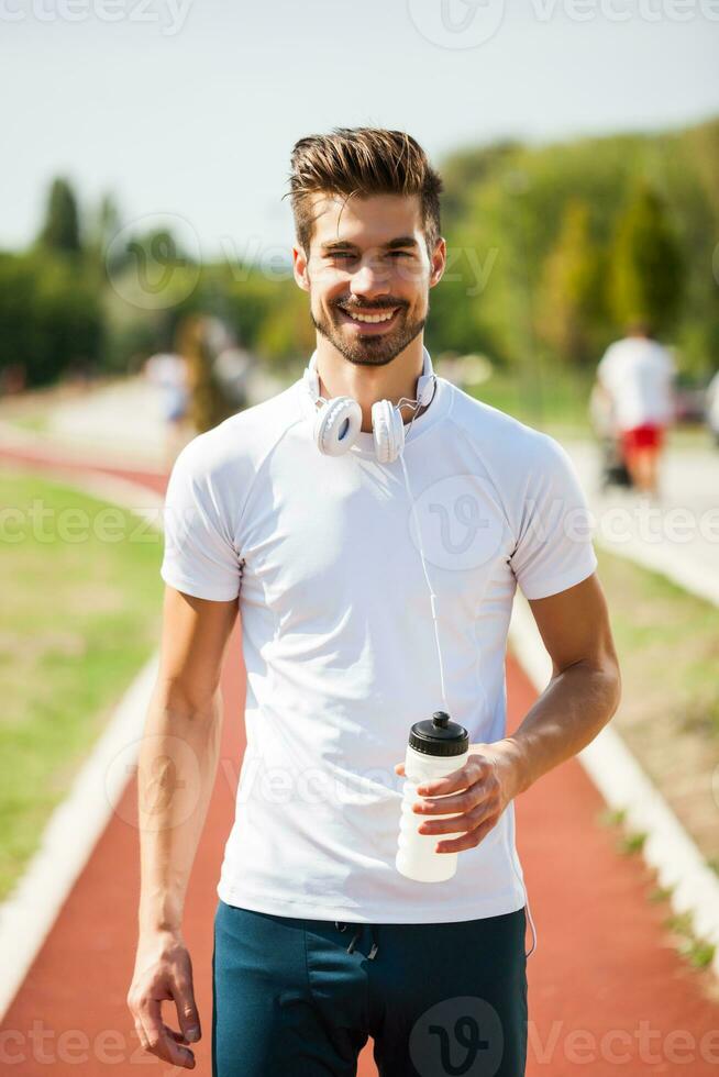ein Mann auf ein Laufen Spur foto
