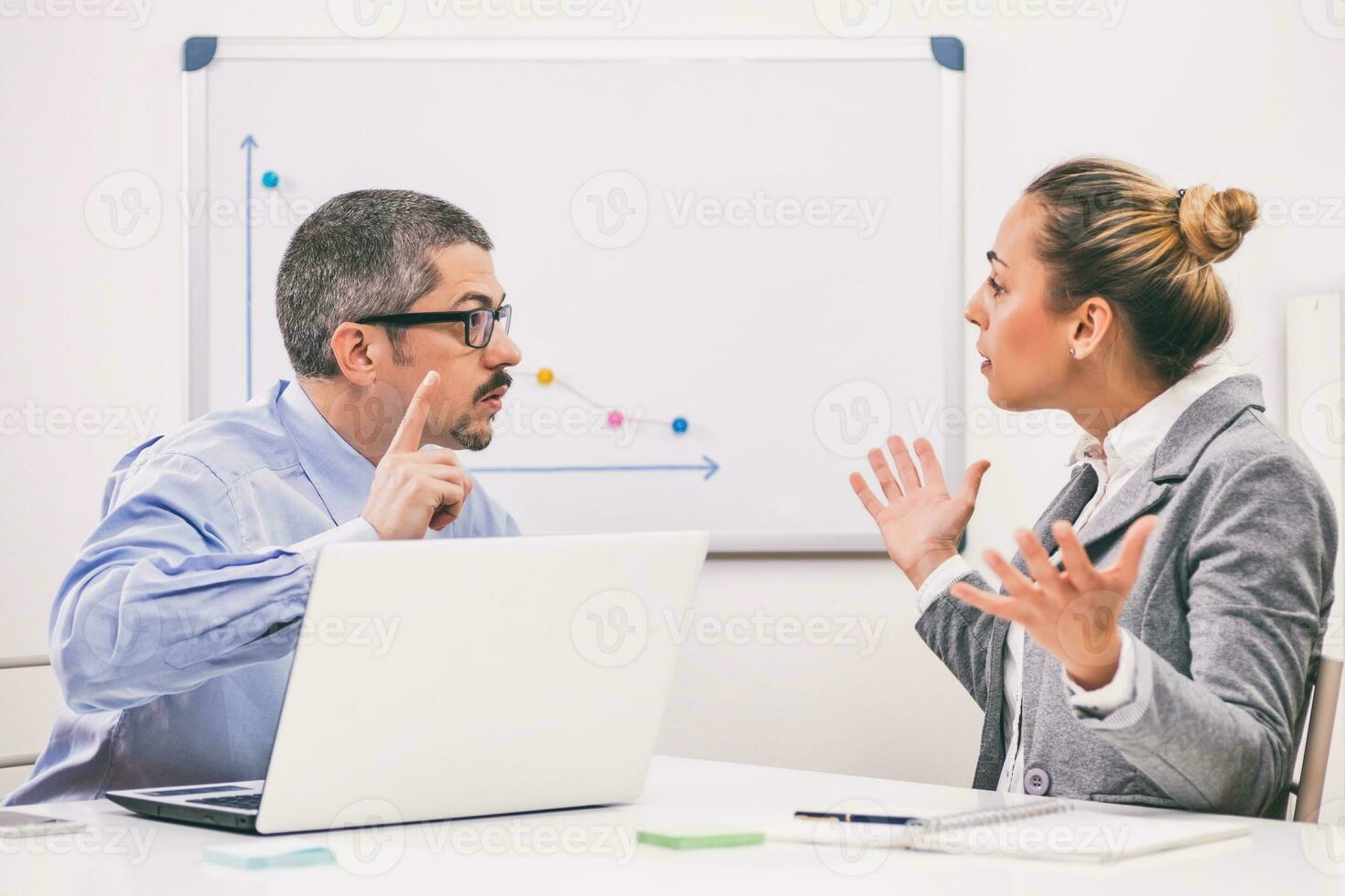 Geschäft Menschen diskutieren ein Geschäft Strategie foto