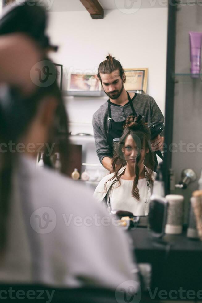 ein Frau beim ein Haar Salon foto