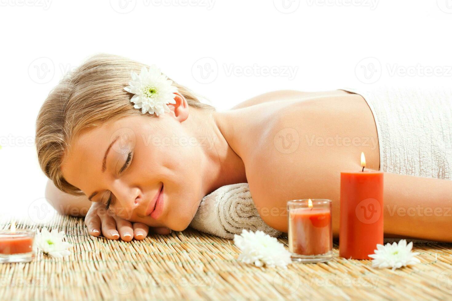 jung Frau entspannend nach Massage auf Spa Behandlung foto
