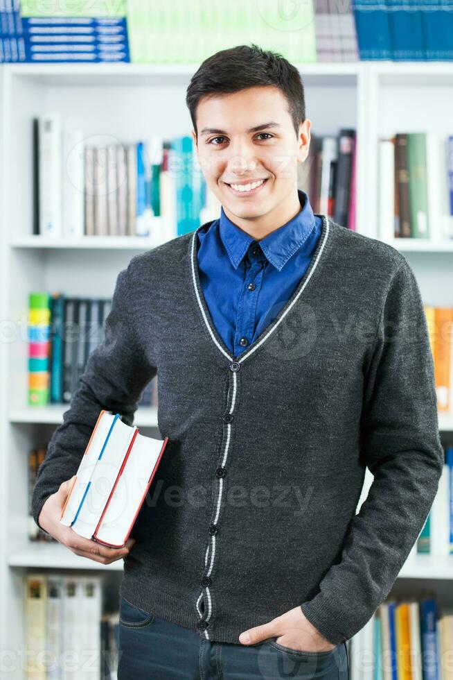 ein Schüler im das Bibliothek foto