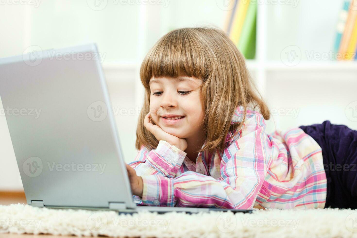 ein Mädchen mit ein Laptop foto