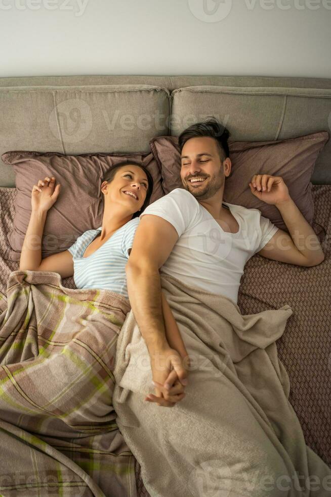 ein jung Paar Lügen im Bett foto