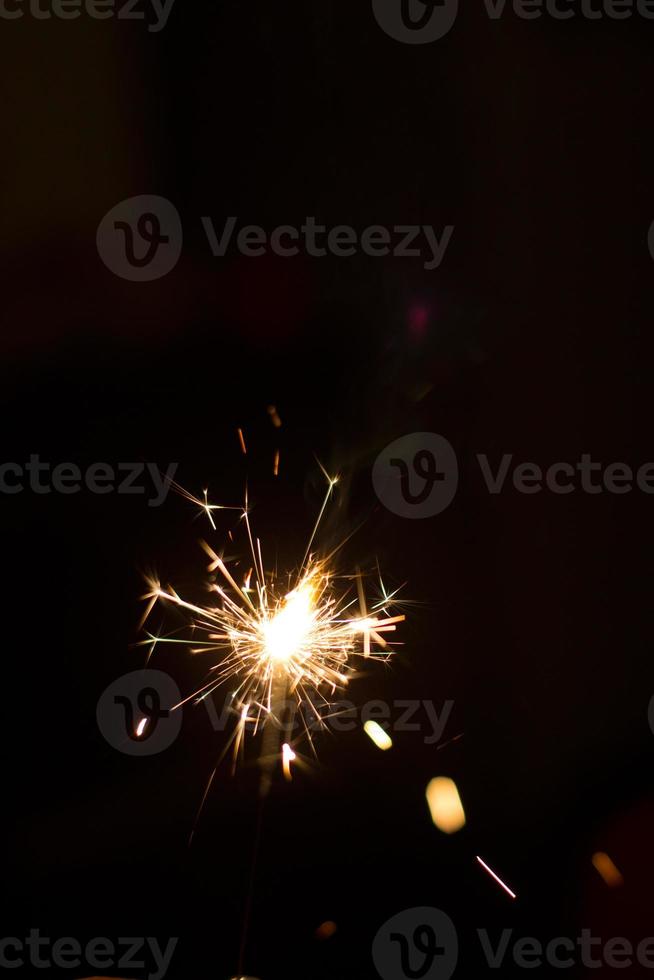brennende Partei Wunderkerze auf schwarzem Hintergrund foto