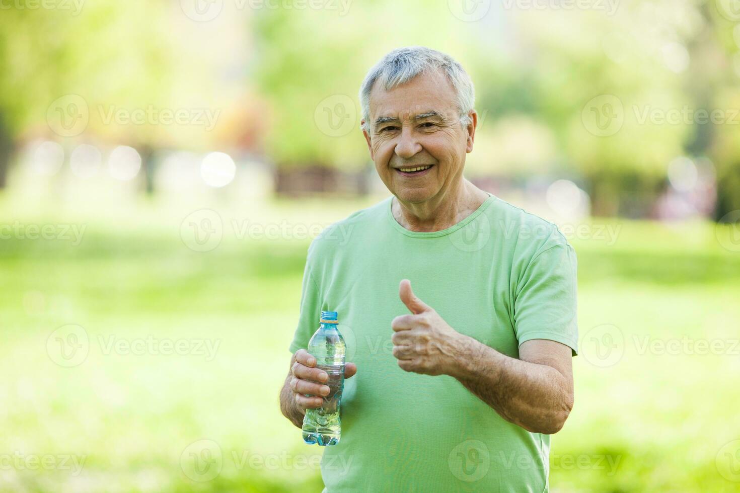 ein Senior Mann tun physisch Übungen foto