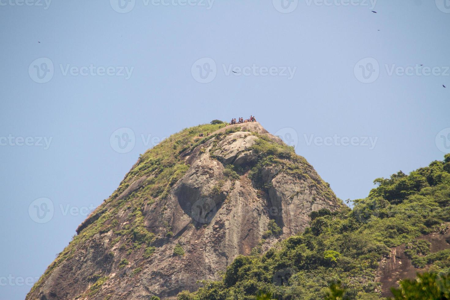 Menschen versammelten sich auf dem Gipfel zweier Bergbruder in Rio de Janeiro foto