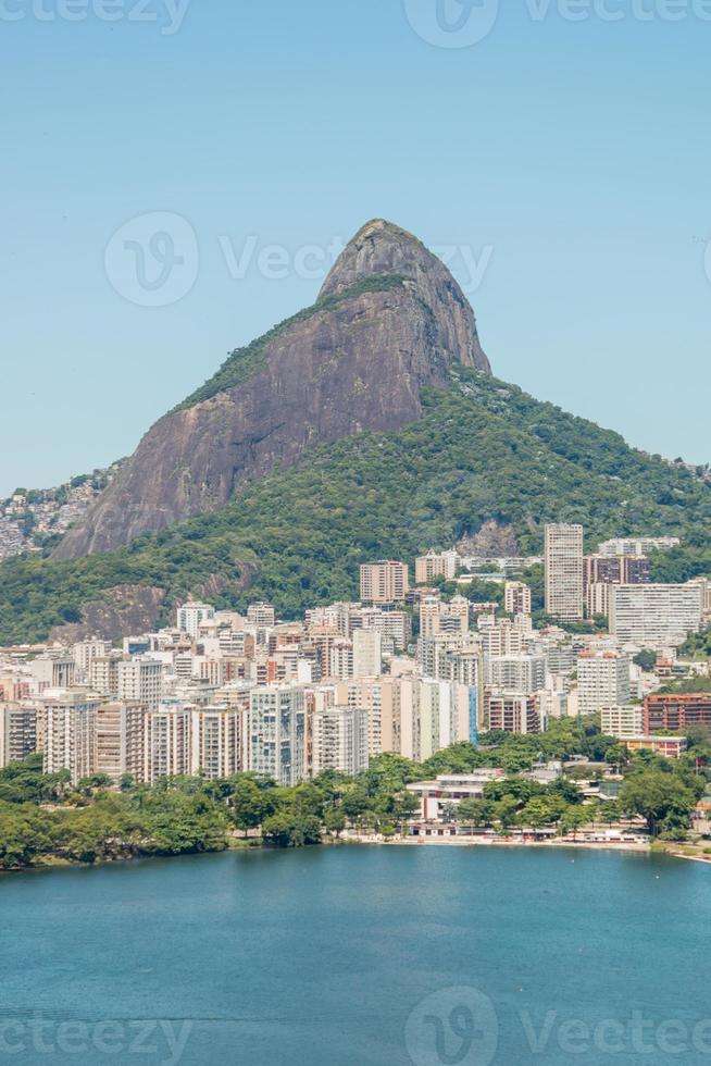 Zwei-Bruder-Hügel von Rodrigo de Freitas Lagune in Rio de Janeiro gesehen foto