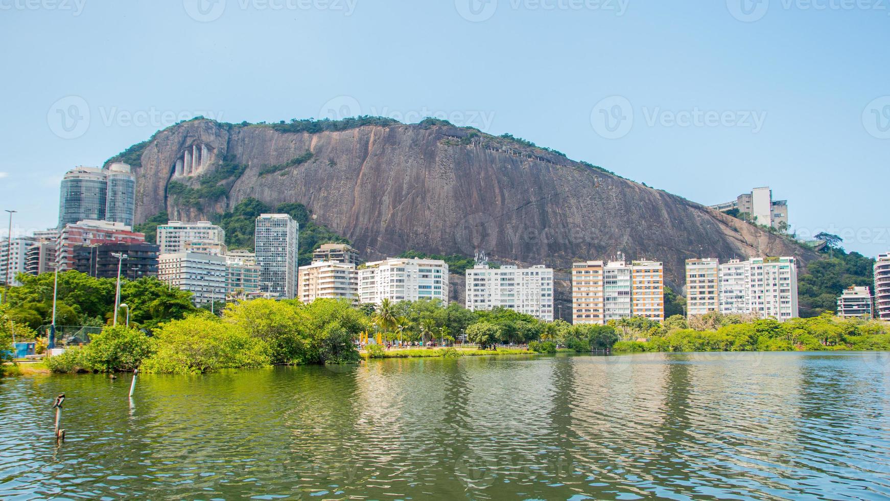 Blick auf die Lagune von Rodrigo de Freitas in Rio de Janeiro foto