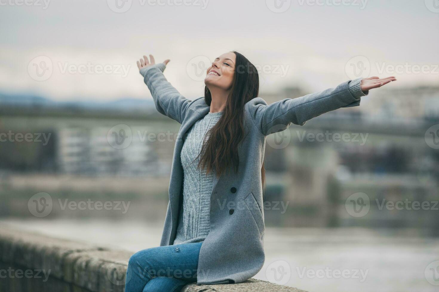 ein Frau Ausgaben Zeit außen, im das Stadt foto