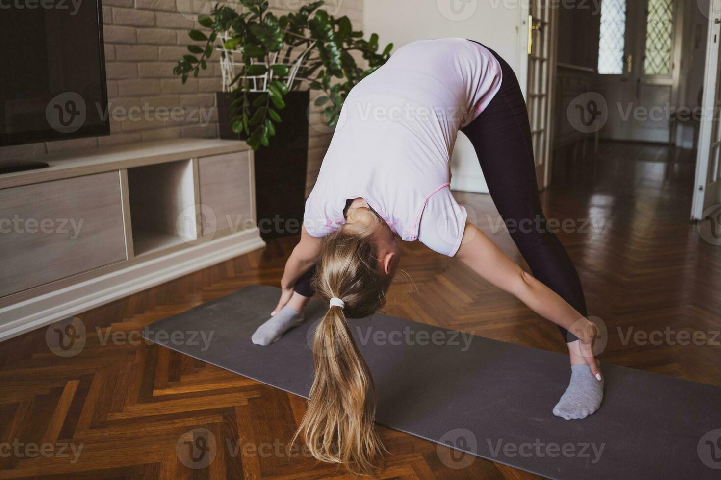 jung Frau tun physisch Übungen beim Zuhause foto