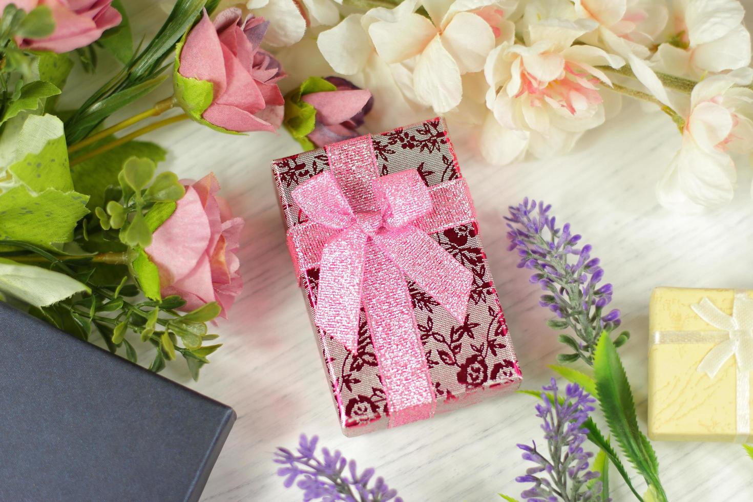 Geschenkboxen mit Blumen foto