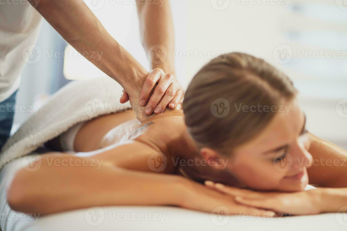 Frau genießt eine Rückenmassage foto