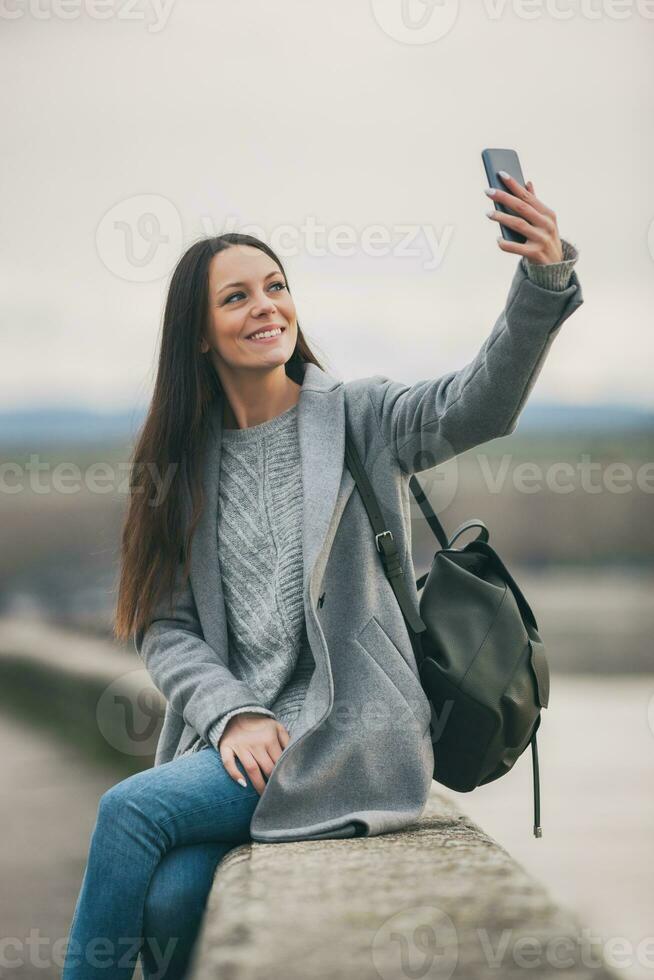 jung Frau ist nehmen ein Foto nach arbeiten.