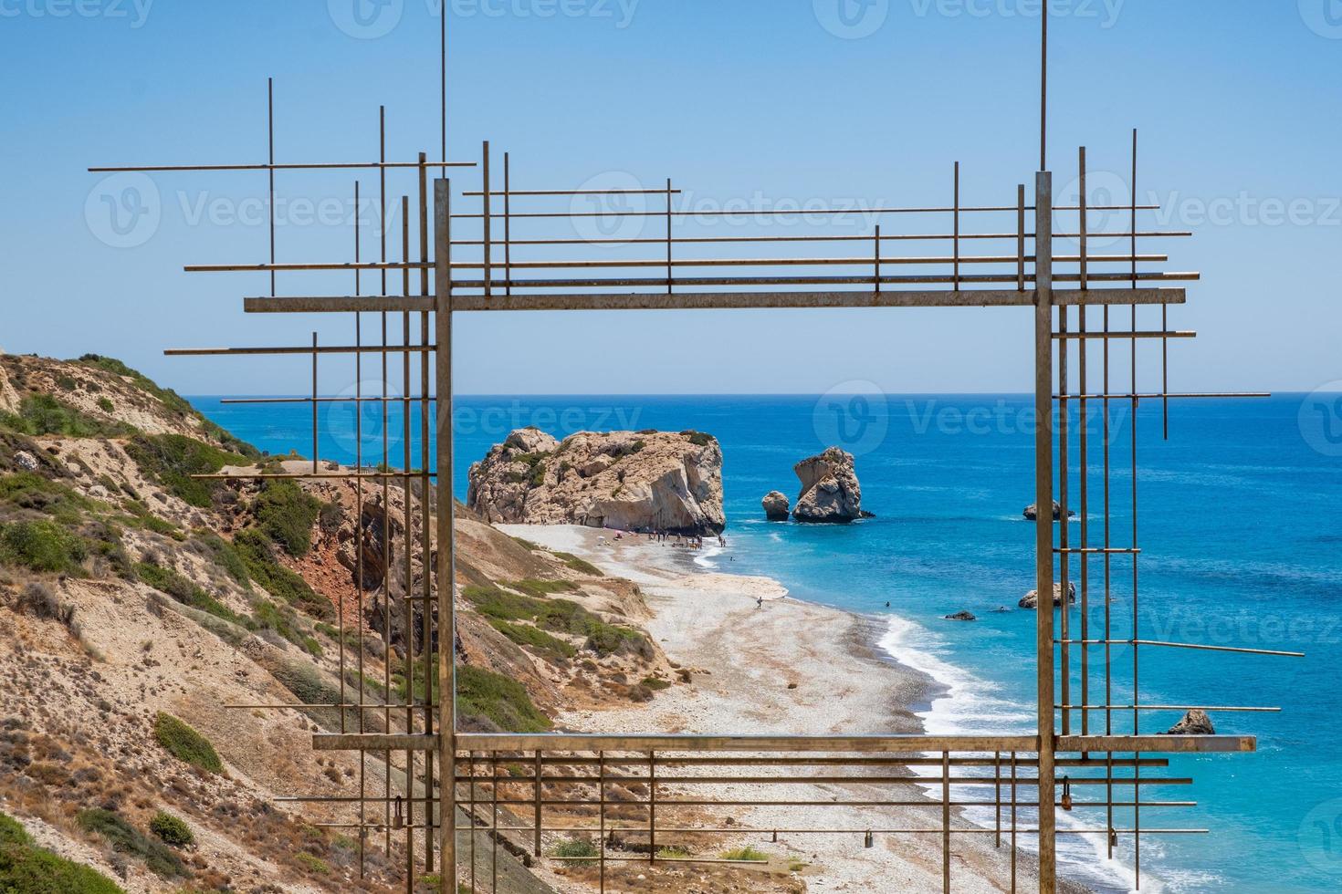 petra tou romiou aphrodite geburtsort in paphos zypern hinter einer gerahmten konstruktion foto