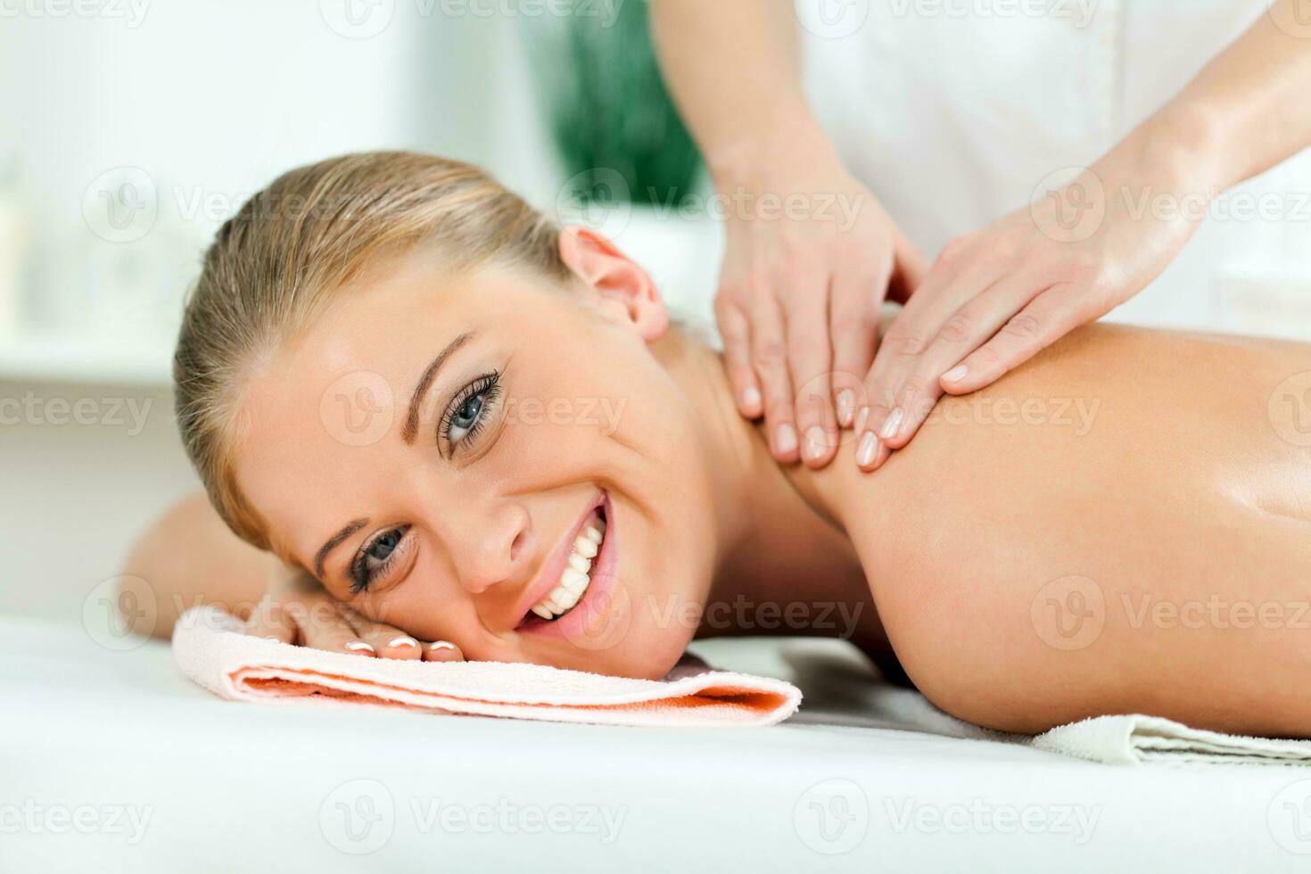 eine Frau bekommt eine Massage foto
