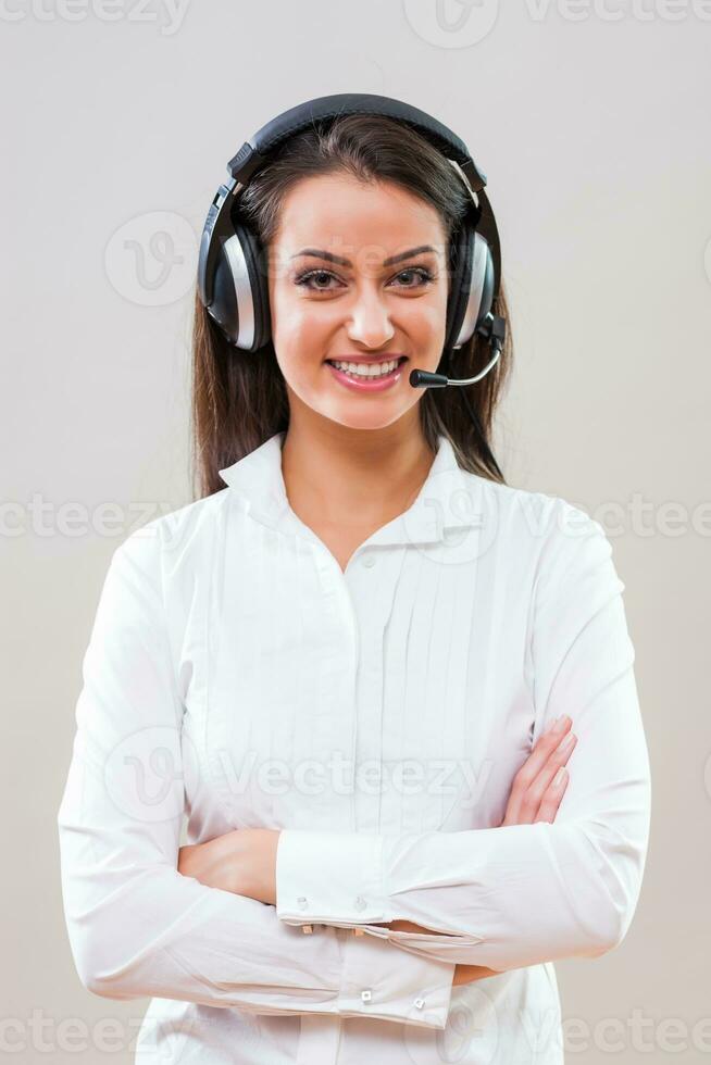 ein Frau Wer funktioniert beim ein Anruf Center foto