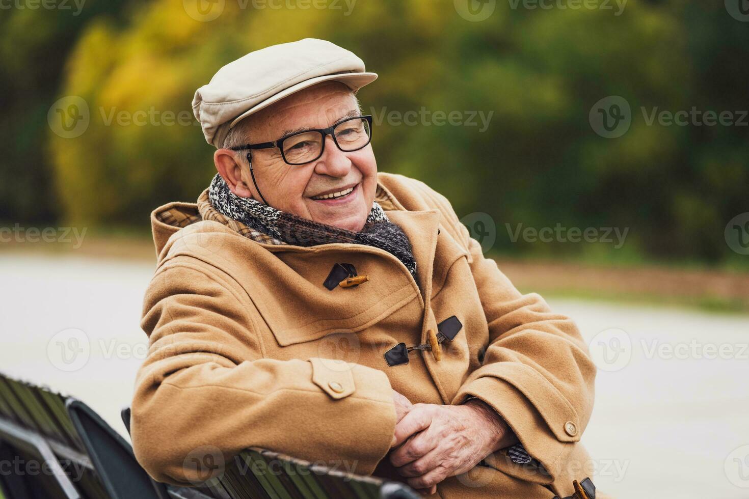 draussen Porträt von ein Senior Mann ruhen auf ein Bank foto