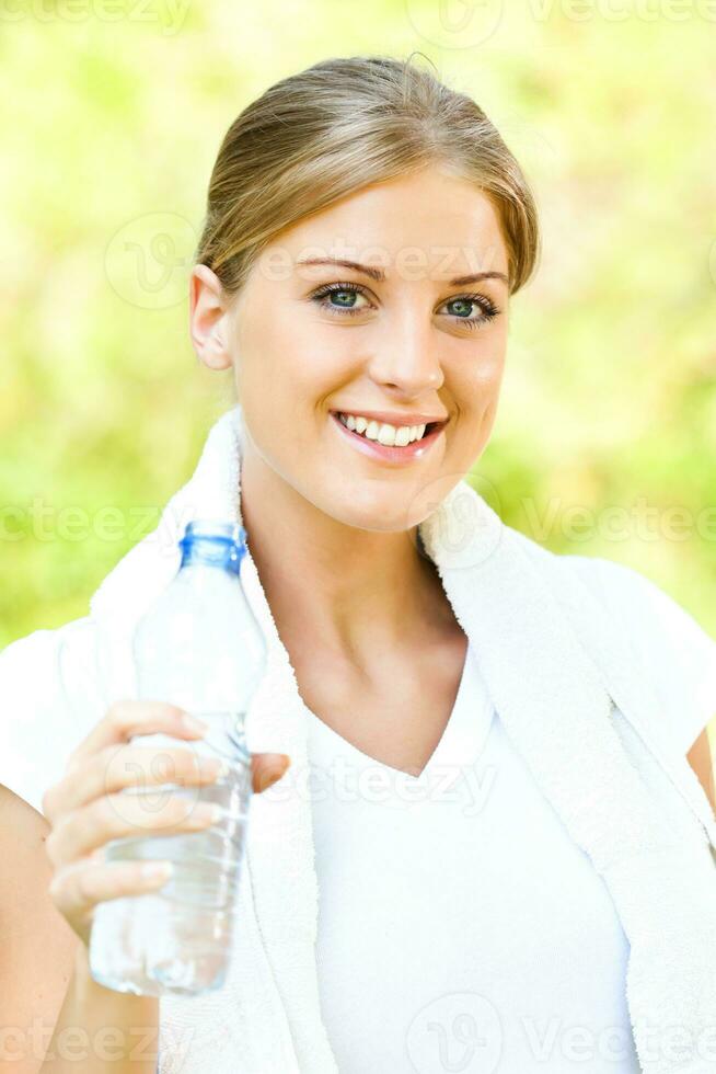 Frau Trinken Wasser nach tun physisch Aktivität foto
